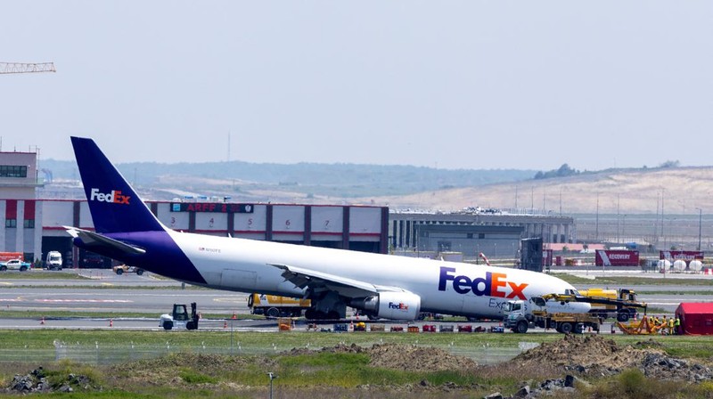 Pemandangan umum pesawat kargo FedEx Airlines Boeing 767 BA.N, yang mendarat di Bandara Istanbul pada hari Rabu tanpa menggunakan roda pendaratan depannya tetapi berhasil tetap berada di landasan dan menghindari korban jiwa, di landasan pacu di Istanbul, Turki, 8 Mei. 2024. (Tangkapan Layar Video Reuters/TURKISH TRANSPORT MINISTRY)