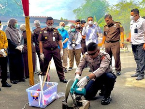 Kejari Banda Aceh Musnahkan 2 Barang Bukti Senjata