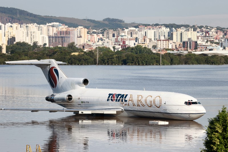 Foto udara menampilk sebuah pesawat kargo terendam banji di Bandara Porto Alegre, Rio Grande do Sul, Brasil, Selasa (7/5/2024). (REUTERS/Wesley Santos) Foto udara menampilk sebuah pesawat kargo terendam banji di Bandara Porto Alegre, Rio Grande do Sul, Brasil, Selasa (7/5/2024). (REUTERS/Wesley Santos)