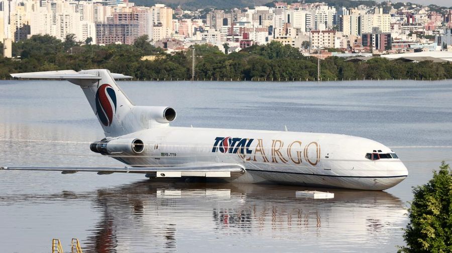 Foto udara menampilk sebuah pesawat kargo terendam banji di Bandara Porto Alegre, Rio Grande do Sul, Brasil, Selasa (7/5/2024). (REUTERS/Wesley Santos)
