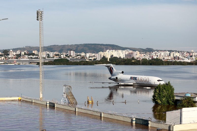 Foto udara menampilk sebuah pesawat kargo terendam banji di Bandara Porto Alegre, Rio Grande do Sul, Brasil, Selasa (7/5/2024). (REUTERS/Wesley Santos)