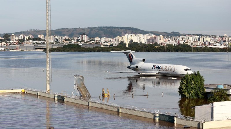 Foto udara menampilk sebuah pesawat kargo terendam banji di Bandara Porto Alegre, Rio Grande do Sul, Brasil, Selasa (7/5/2024). (REUTERS/Wesley Santos)
