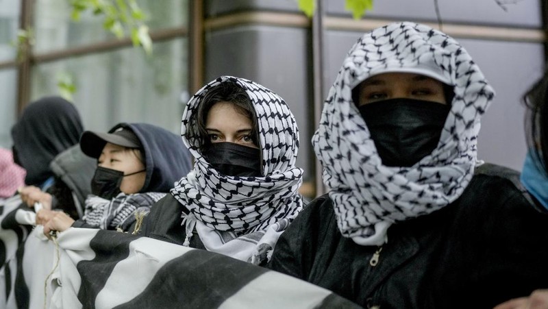 Seorang pria dibawa oleh petugas polisi saat demonstrasi pro-Palestina oleh kelompok 
