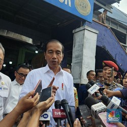 Jokowi Blusukan di Pasar Baru Karawang, Klaim Harga Bawang-Beras Turun
