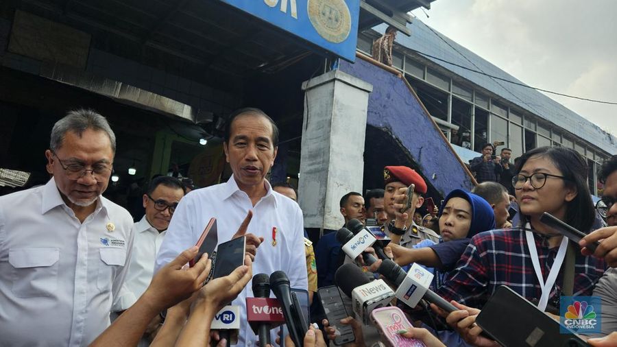 Presiden Joko Widodo (Jokowi) melakukan kunjungan ke Pasar Baru Karawang, Jawa Barat, Rabu (8/5/2024). (CNBC Indonesia/Emir Yanwardhana)