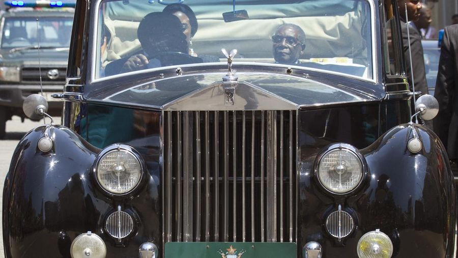 Presiden Zimbabwe Robert Mugabe mengendarai Rolls Royce antik saat pembukaan sidang ke-5 parlemen terakhir di Harare, Selasa, 12 September 2017. (AP Photo/Tsvangirayi Mukwazhi/File Foto)