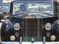 Presiden Zimbabwe Robert Mugabe mengendarai Rolls Royce antik saat pembukaan sidang ke-5 parlemen terakhir di Harare, Selasa, 12 September 2017. (AP Photo/Tsvangirayi Mukwazhi/File Foto)