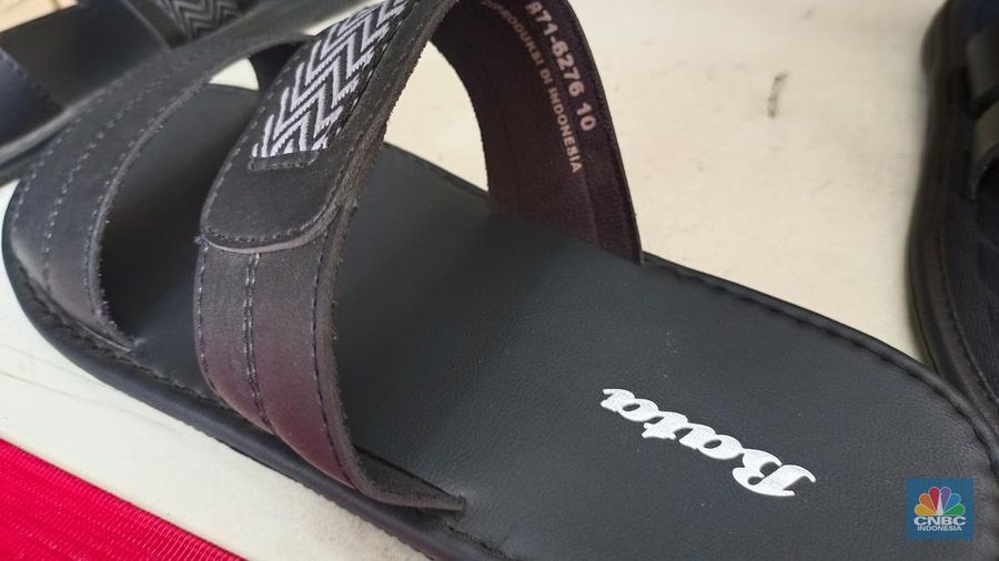 Produk Bata di toko Bata jalan Merdeka Bogor, Jawa Barat, Rabu (8/5/2023). (CNBC Indonesia/Martyasari Rizky)