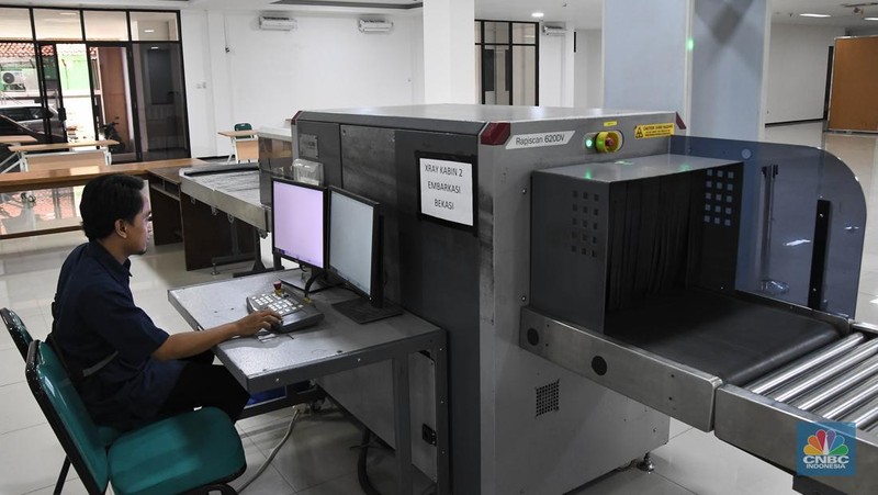 Seorang petugas melintas di samping miniatur Bukit Sofa-Marwah Asrama Haji Embarkasi Bekasi, Jawa Barat, Rabu (8/6/2024). (CNBC Indonesia/Muhammad Sabki)