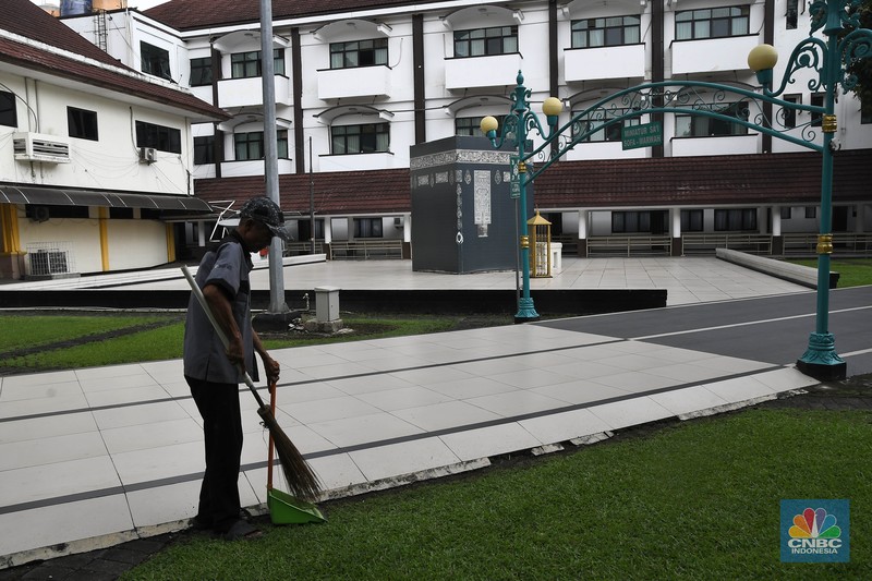 Seorang petugas melintas di samping miniatur Bukit Sofa-Marwah Asrama Haji Embarkasi Bekasi, Jawa Barat, Rabu (8/6/2024). (CNBC Indonesia/Muhammad Sabki)