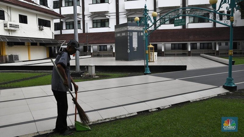 Seorang petugas melintas di samping miniatur Bukit Sofa-Marwah Asrama Haji Embarkasi Bekasi, Jawa Barat, Rabu (8/6/2024). (CNBC Indonesia/Muhammad Sabki)