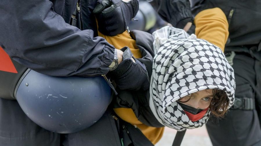 Seorang wanita dibawa oleh petugas polisi saat demonstrasi pro-Palestina oleh kelompok 