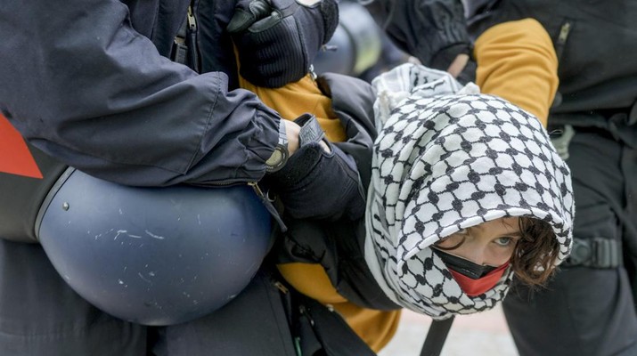 Seorang wanita dibawa oleh petugas polisi saat demonstrasi pro-Palestina oleh kelompok 