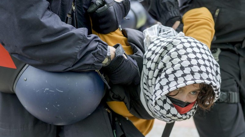 Seorang pria dibawa oleh petugas polisi saat demonstrasi pro-Palestina oleh kelompok 