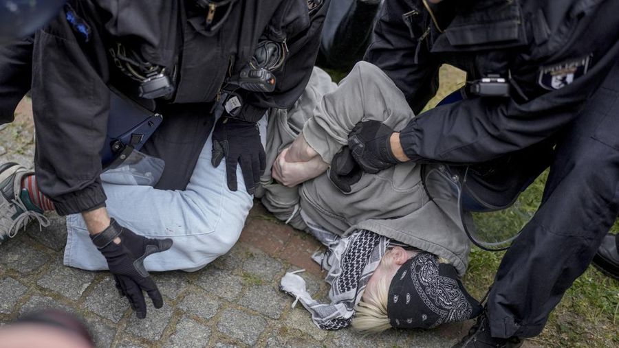 Seorang pria dibawa oleh petugas polisi saat demonstrasi pro-Palestina oleh kelompok 