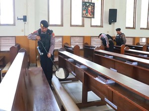 Polisi Sterilisasi Gereja di Surabaya Utara Jelang Kenaikan Yesus Kristus