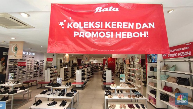 Suasana lengang Toko sepatu Bata di Pasar Kebayoran Lama, Jakarta Selatan, Rabu (8/5/2024), tetap beroperasi pascapenutupan pabrik sepatunya di Purwakarta, Jawa Barat. (CNBC Indonesia/Tri Susilo)