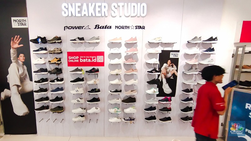 Suasana lengang Toko sepatu Bata di Pasar Baru, Jakarta Pusat, Rabu (8/5/2024), tetap beroperasi pascapenutupan pabrik sepatunya di Purwakarta, Jawa Barat. (CNBC Indonesia/Tri Susilo) Suasana lengang Toko sepatu Bata di Pasar Baru, Jakarta Pusat, Rabu (8/5/2024), tetap beroperasi pascapenutupan pabrik sepatunya di Purwakarta, Jawa Barat. (CNBC Indonesia/Tri Susilo)