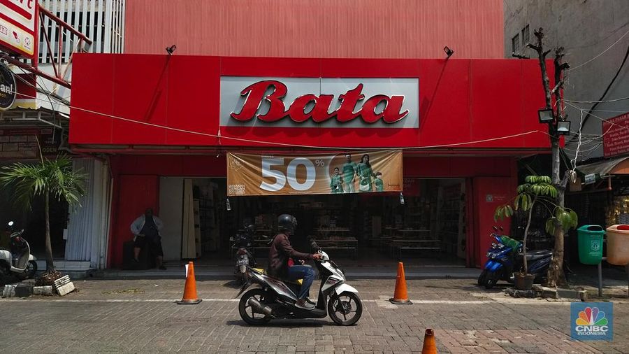 Suasana lengang Toko sepatu Bata di Pasar Baru, Jakarta Pusat, Rabu (8/5/2024), tetap beroperasi pascapenutupan pabrik sepatunya di Purwakarta, Jawa Barat. (վ/Tri Susilo)