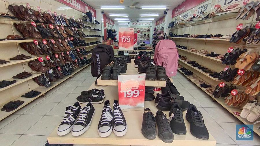 Suasana lengang Toko sepatu Bata di Pasar Kebayoran Lama, Jakarta Selatan, Rabu (8/5/2024), tetap beroperasi pascapenutupan pabrik sepatunya di Purwakarta, Jawa Barat. (CNBC Indonesia/Tri Susilo)