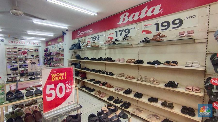 Suasana lengang Toko sepatu Bata di Pasar Kebayoran Lama, Jakarta Selatan, Rabu (8/5/2024), tetap beroperasi pascapenutupan pabrik sepatunya di Purwakarta, Jawa Barat. (CNBC Indonesia/Tri Susilo)