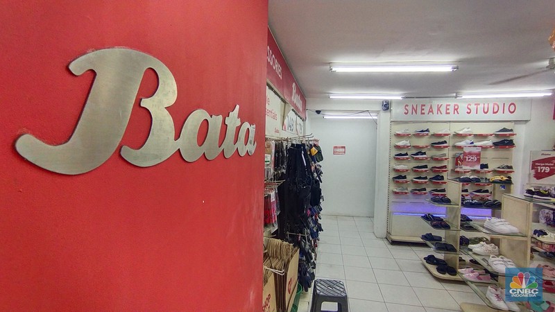 Suasana lengang Toko sepatu Bata di Pasar Baru, Jakarta Pusat, Rabu (8/5/2024), tetap beroperasi pascapenutupan pabrik sepatunya di Purwakarta, Jawa Barat. (CNBC Indonesia/Tri Susilo)