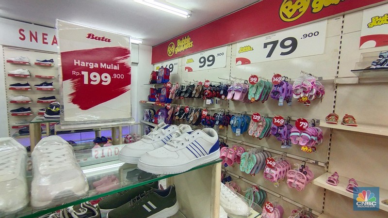 Suasana lengang Toko sepatu Bata di Pasar Baru, Jakarta Pusat, Rabu (8/5/2024), tetap beroperasi pascapenutupan pabrik sepatunya di Purwakarta, Jawa Barat. (CNBC Indonesia/Tri Susilo)