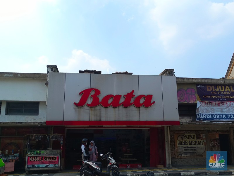Suasana lengang Toko sepatu Bata di Pasar Baru, Jakarta Pusat, Rabu (8/5/2024), tetap beroperasi pascapenutupan pabrik sepatunya di Purwakarta, Jawa Barat. (CNBC Indonesia/Tri Susilo)