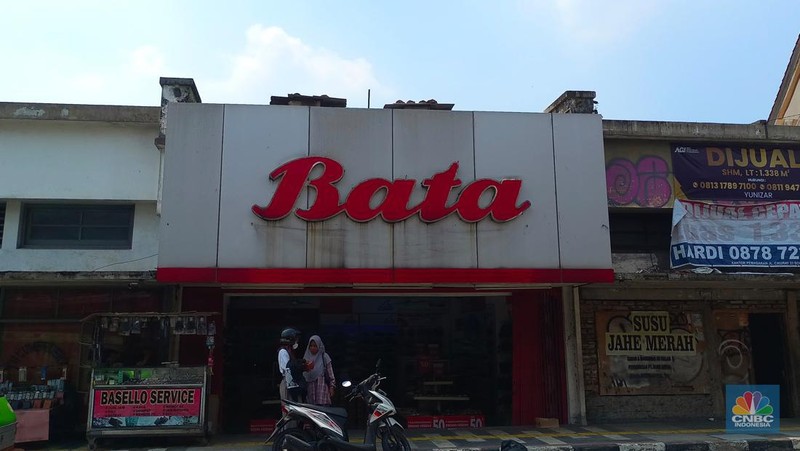 Suasana lengang Toko sepatu Bata di Pasar Baru, Jakarta Pusat, Rabu (8/5/2024), tetap beroperasi pascapenutupan pabrik sepatunya di Purwakarta, Jawa Barat. (CNBC Indonesia/Tri Susilo)