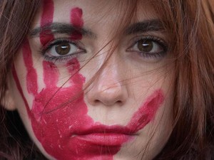 UE Sahkan UU Pertamanya untuk Lindungi Perempuan dari Kekerasan