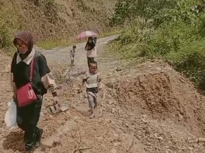 6 Hari Terisolir Imbas Longsor, Warga Nekat Jalan Kaki 35 Km Tinggalkan Rumah