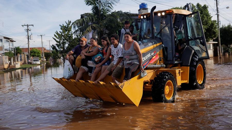 Foto udara menampilkan kondisi Stadion Beira Rio yang terendam banjir di Porto Alegre, Rio Grande do Sul, Brasil, Selasa (7/5/2024). (AP Photo/Carlos Macedo)