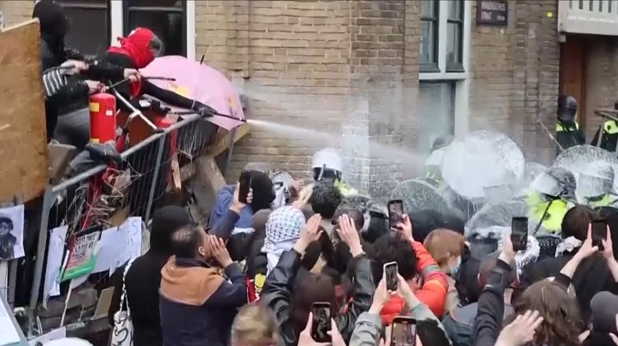 Demo Ricuh Mahasiswa Belanda Bela Palestina. (AP Video)