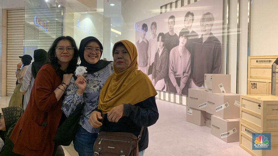Elza (71) adalah ibu asal Tangerang, Banten yang tak mau ketinggalan untuk memborong cendera mata (merchandise) BTS di “BTS POP-UP: MONOCHROME”, METRO Department Store Gandaria City, Tangerang, Kamis (9/5/2024). (²©²ÊÍøÕ¾/Rindi Salsabilla)