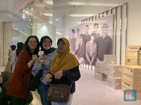 Daebak! Ibu 71 Tahun Ini Antre BTS POP-UP: MONOCHROME Dari Subuh