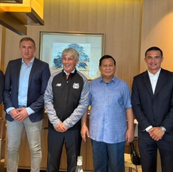 Legenda Sepak Bola Australia Temui Prabowo, Bahas Apa?