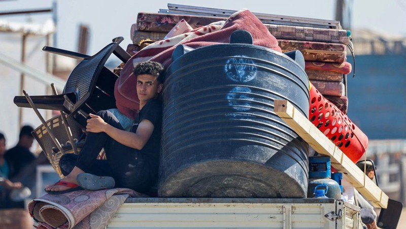 Palestinians travel in a vehicle as they flee Rafah after Israeli forces launched a ground and air operation in the eastern part of the southern Gaza city, amid the ongoing conflict between Israel and Hamas, in the southern Gaza Strip May 9, 2024. REUTERS/Mohammed Salem