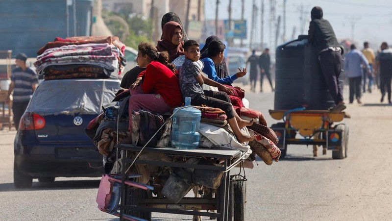 Palestinians travel in a vehicle as they flee Rafah after Israeli forces launched a ground and air operation in the eastern part of the southern Gaza city, amid the ongoing conflict between Israel and Hamas, in the southern Gaza Strip May 9, 2024. REUTERS/Mohammed Salem