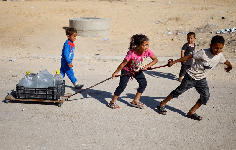 Palestinians travel in a vehicle as they flee Rafah after Israeli forces launched a ground and air operation in the eastern part of the southern Gaza city, amid the ongoing conflict between Israel and Hamas, in the southern Gaza Strip May 9, 2024. REUTERS/Mohammed Salem