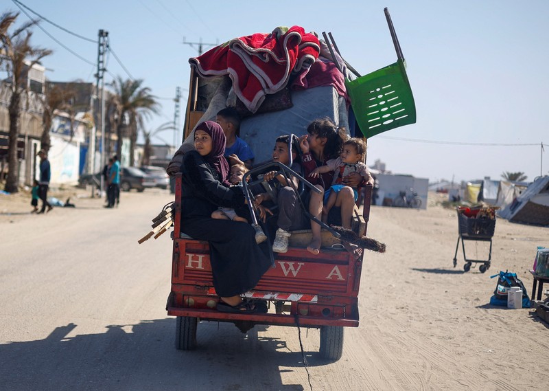 Palestinians travel in a vehicle as they flee Rafah after Israeli forces launched a ground and air operation in the eastern part of the southern Gaza city, amid the ongoing conflict between Israel and Hamas, in the southern Gaza Strip May 9, 2024. REUTERS/Mohammed Salem