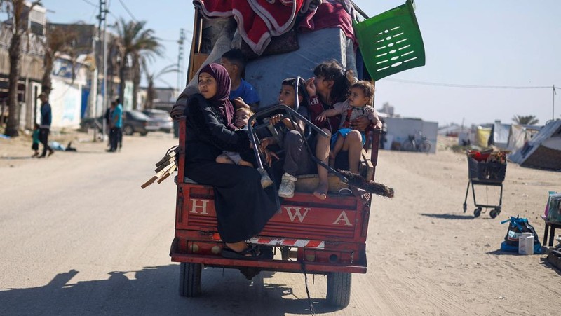 Palestinians travel in a vehicle as they flee Rafah after Israeli forces launched a ground and air operation in the eastern part of the southern Gaza city, amid the ongoing conflict between Israel and Hamas, in the southern Gaza Strip May 9, 2024. REUTERS/Mohammed Salem