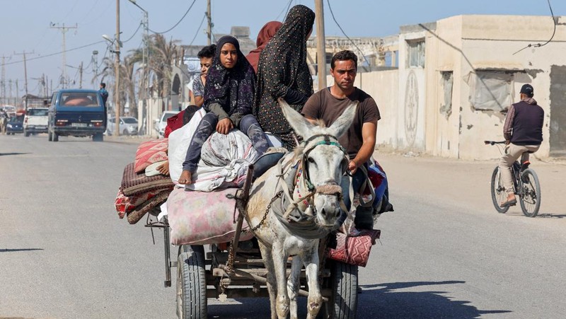 Palestinians travel in a vehicle as they flee Rafah after Israeli forces launched a ground and air operation in the eastern part of the southern Gaza city, amid the ongoing conflict between Israel and Hamas, in the southern Gaza Strip May 9, 2024. REUTERS/Mohammed Salem