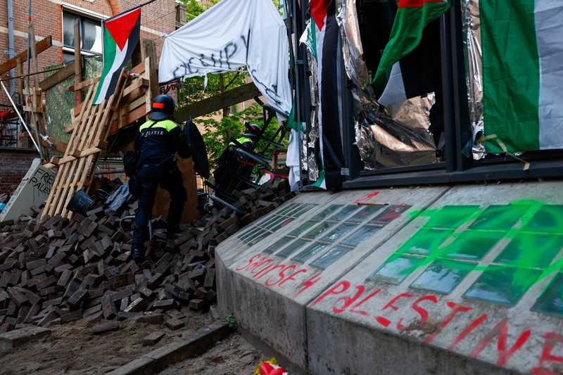Demo Ricuh Mahasiswa Belanda Bela Palestina. (AP Video) Demo Ricuh Mahasiswa Belanda Bela Palestina. (AP Video)