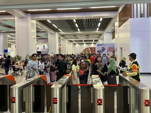 Berbondong-bondong Warga Naik Kereta Keluar Jakarta Mengisi Long Weekend