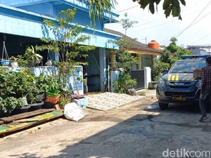 Rumah Warga Palembang Nyaris Hangus, Mobil Damkar Terhambat Ada Portal