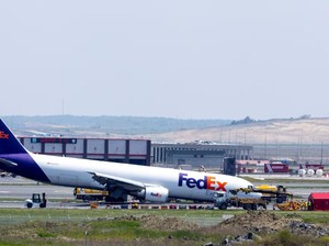Pesawat Kargo Boeing Selamat Mendarat Meski Tanpa Roda Depan!