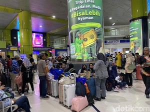 Long Weekend, Stasiun Gambir Ramai Sore Ini