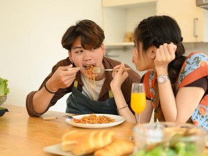Apakah Boleh Suami Istri Muslim Makan Sepiring Berdua?