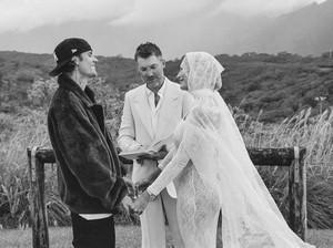 Hailey Baldwin Pamer Baby Bump, Umumkan Hamil Anak Pertama dengan Justin Bieber