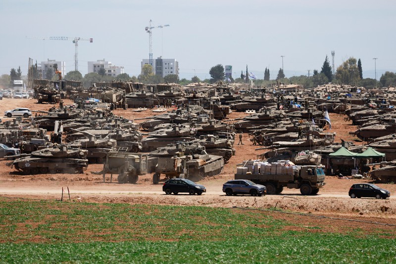 Tentara Israel berjalan di tengah kendaraan militer, di tengah konflik yang sedang berlangsung antara Israel dan kelompok Islam Palestina Hamas, dekat Perbatasan Israel-Gaza, di Israel selatan, 9 Mei 2024. (REUTERS/Amir Cohen)